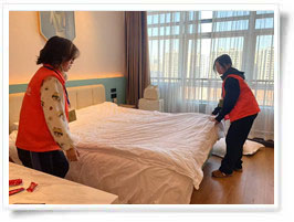 學習結束孩子把酒店房間打掃干凈